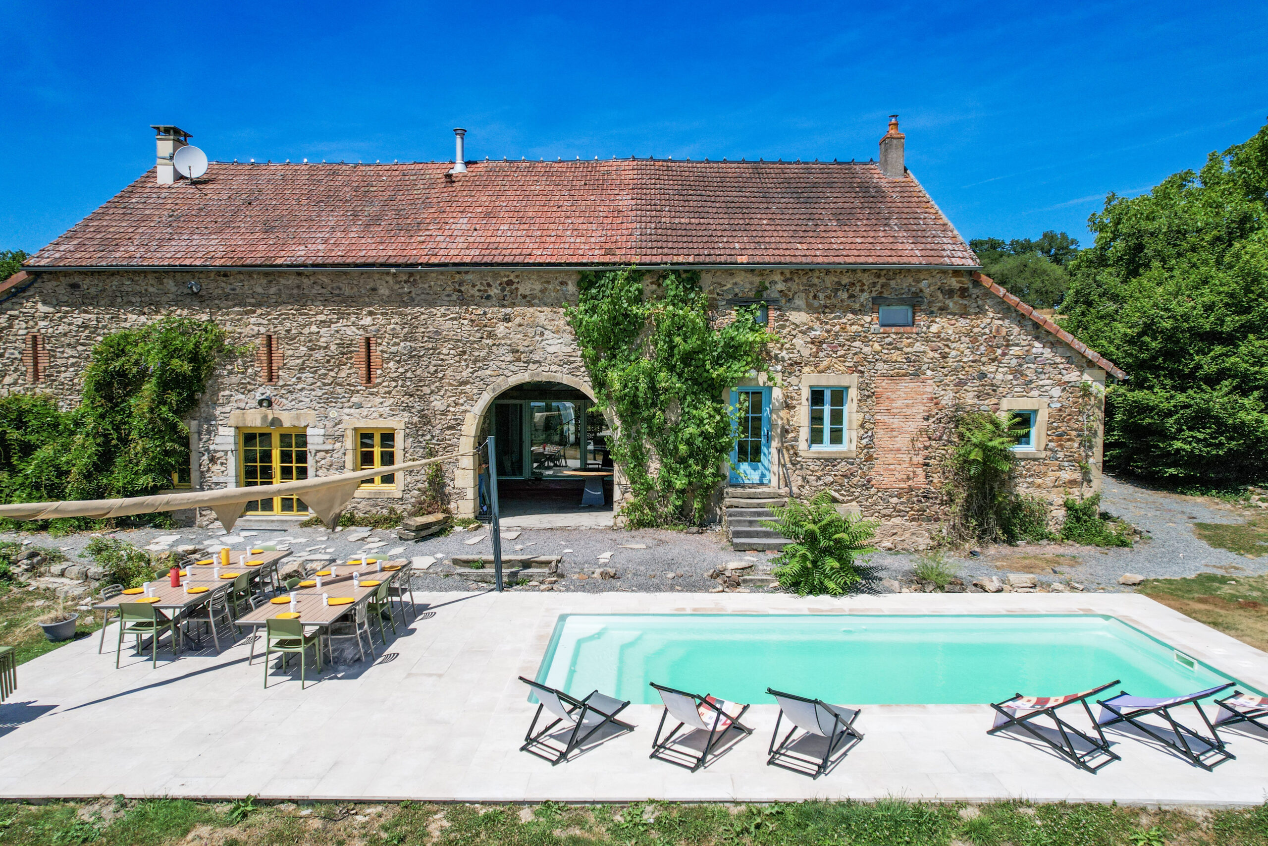 Villa La Coque à Avrée (58), maison en pierre avec piscine