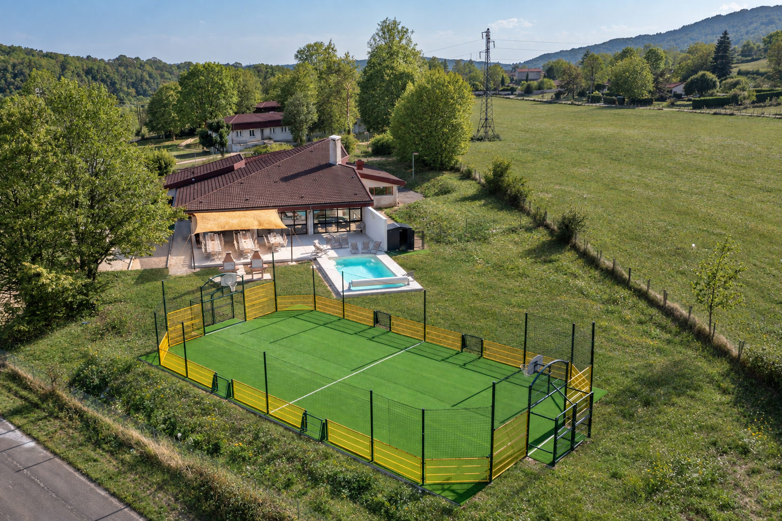 Villa Poncin (01), vue aérienne de la maison et de son jardin